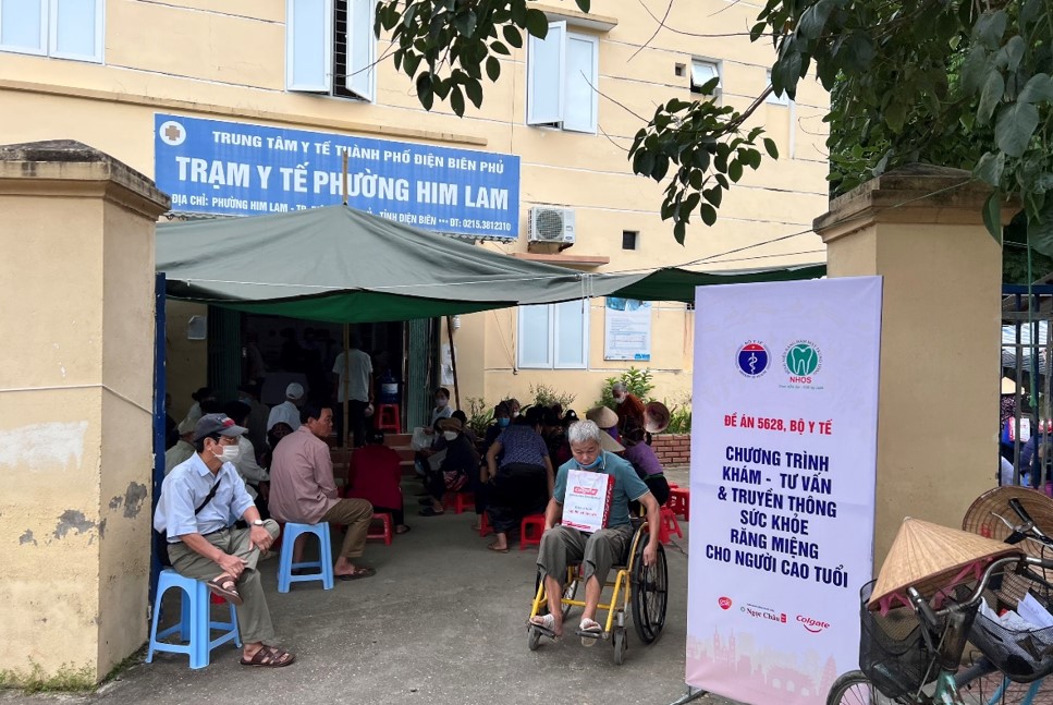 Tư vấn và khám răng miệng cho người cao tuổi